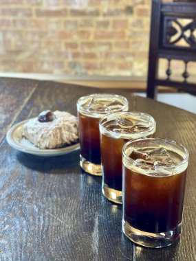 Buzlu kahve ve buz küpleri. Bir bardak kahve, pipet ve bir parça şeker..