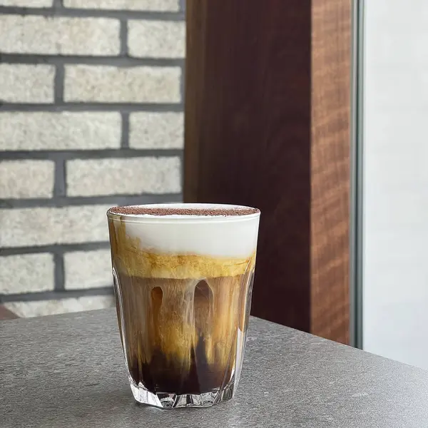 Bardakta buzlu kahve.