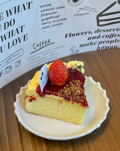 Pastayla birlikte lezzetli bir pastanın yakın plan fotoğrafı.