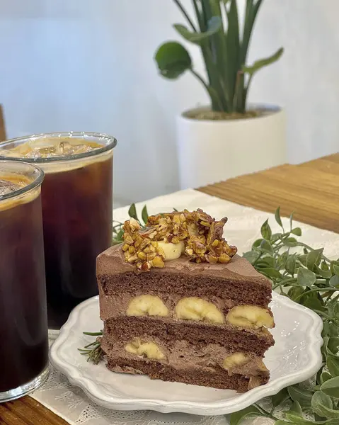 Bir bardak kahve ve bir parça çikolatayla nefis bir pastanın yakın çekimi.