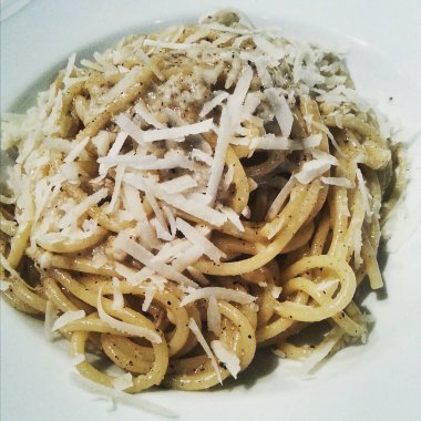 Peynir soslu ve otlu makarna