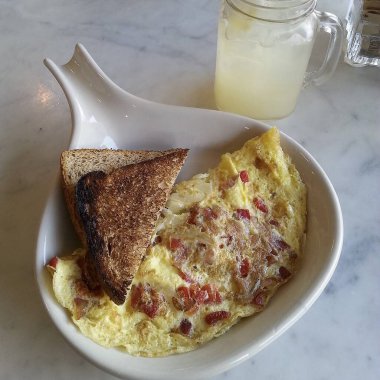 Kahvaltı için bir mutfak fotoğrafı.