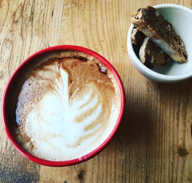 Bir fincan kahve latte sanat ile