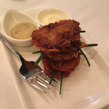 Yakın plan - limonlu ve soğanlı lezzetli kızarmış balık.