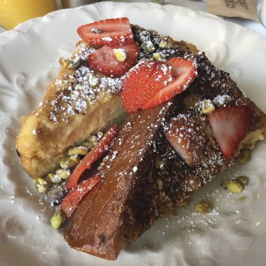 Beyaz masada lezzetli çikolatalı kek