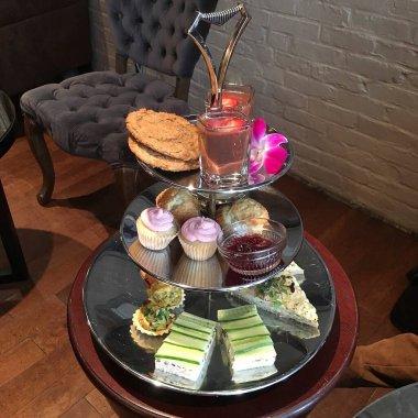 Bir fincan çay ve ahşap masada bir pasta.