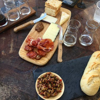 Tahtadaki çeşitli ekmek çeşitleri