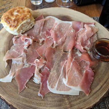 Tabaktaki lezzetli yemeğin yakın görüntüsü