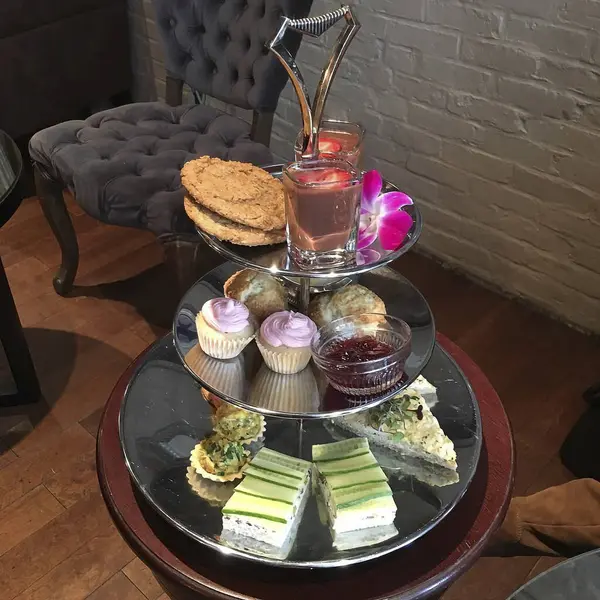 Bir fincan çay ve ahşap masada bir pasta.