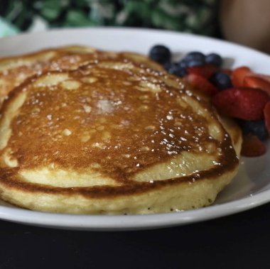 Taze böğürtlenli krep ve nane şurubu..