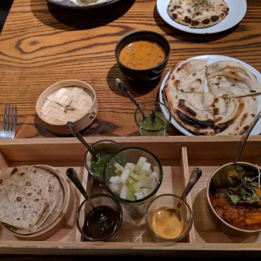 Hint mutfağı, Hint mutfağı, Hint yemeği, pirinç ve ekmekle servis edilir..