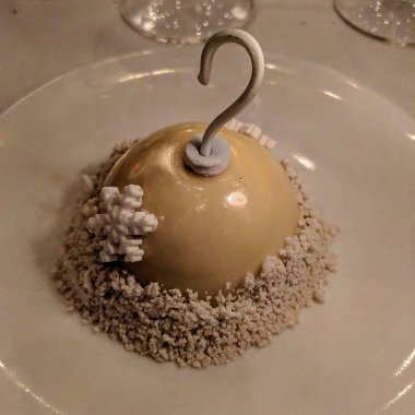 Beyaz bir tabağın tepesinde dondurmalı lezzetli bir pasta.