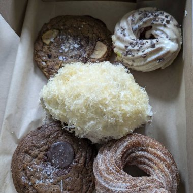 Şekerli tatlı çörekler.