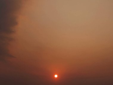 Güzel gün batımı gökyüzü bulutlu