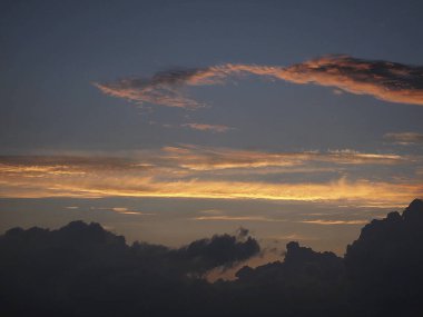 Akşam gökyüzünde gün batımı