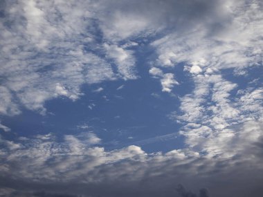 Gökyüzünde güzel beyaz bulutlar, arka plan