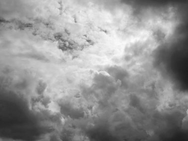 Gökyüzünde siyah ve beyaz fırtına bulutları.
