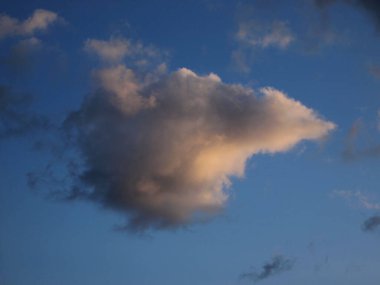 Mavi gökyüzünde beyaz bulutlar