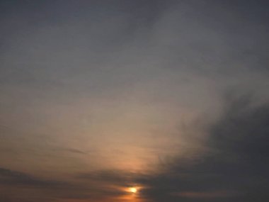 Güzel gün batımı gökyüzü bulutlu