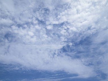 Beyaz bulut ve mavi gökyüzü arkaplanı