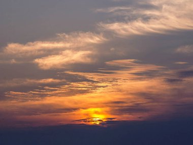 Güzel gün batımı gökyüzü bulutlu