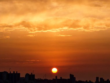 Şehrin üzerinde gün batımı