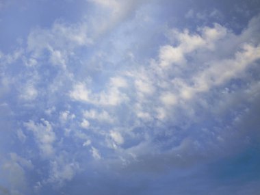 Arkaplan olarak gökyüzündeki bulutlar