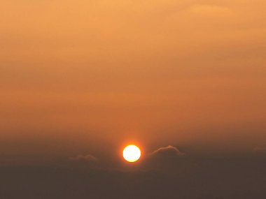 Güzel gün batımı gökyüzü bulutlu