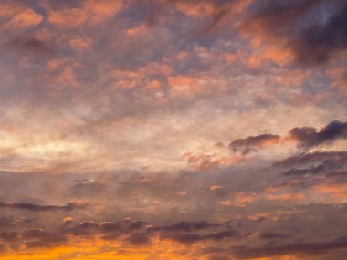 Akşamları bulutlu renkli dramatik gökyüzü.