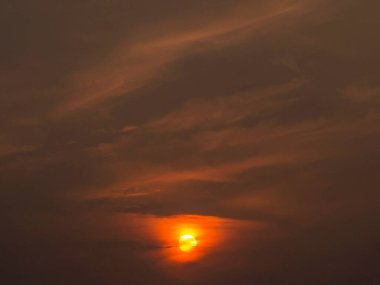 Güzel gün batımı gökyüzü bulutlu