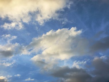 Beyaz bulutlu mavi gökyüzü