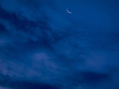 Bulutlu gece gökyüzü