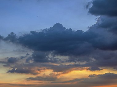 Bulutlu güzel gökyüzü, doğa arka planı