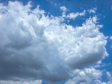 Bulutlu mavi gökyüzü