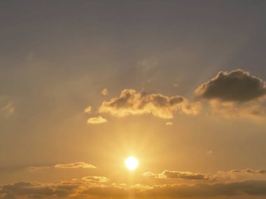Gün batımı gökyüzü, güzel gün batımı, bulutlu gökyüzü