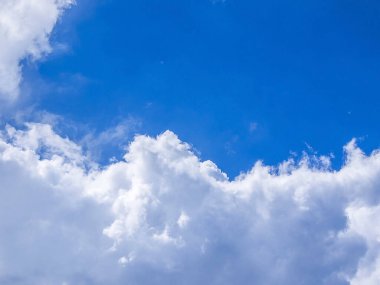 Beyaz bulutlu mavi gökyüzü