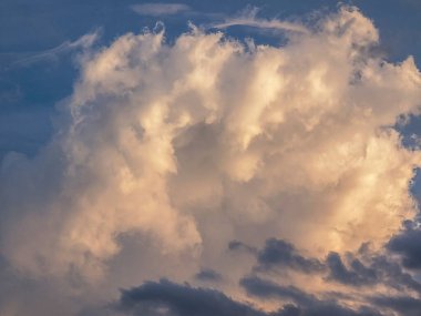 Güzel beyaz kümülüs bulutları gökyüzüne karşı