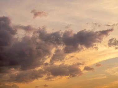 Güzel gün batımı gökyüzü bulutlu