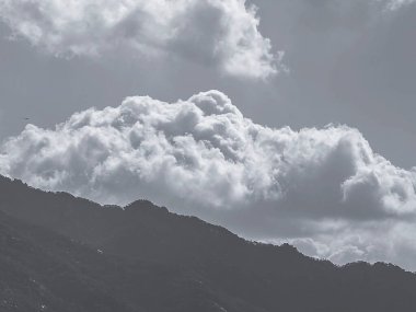 Bulutlu ve gökyüzü olan dağ manzarası