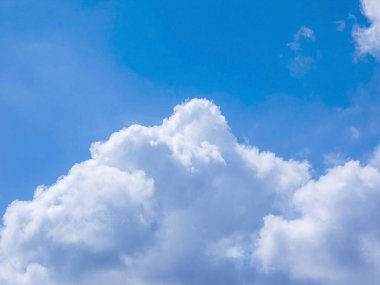 Beyaz bulutlu mavi gökyüzü arkaplanı