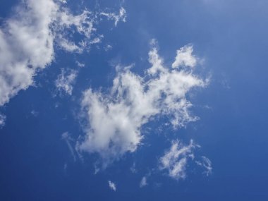 Bulutlu güzel mavi gökyüzü