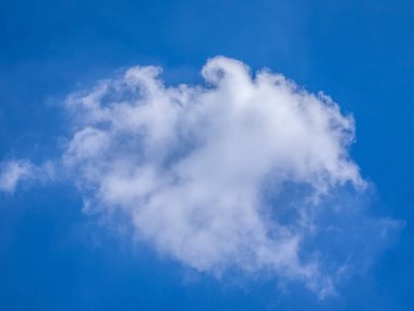 Beyaz arkaplanda bulut oluşumları