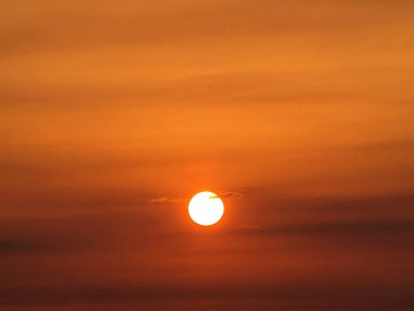 Bulutlu ve güneşli gün batımı