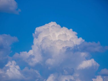 Mavi gökyüzü arka planında güzel beyaz bulutlar