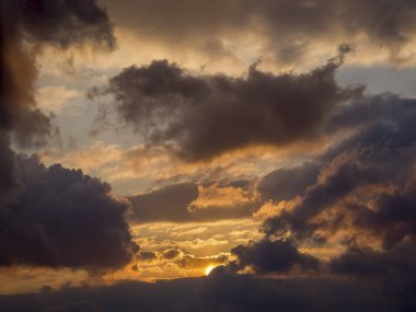 Bulutlu güzel gün batımı