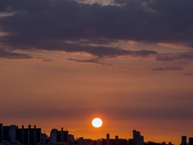 Şehrin üzerinde güzel bir gün batımı