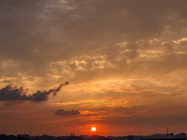 Güzel gün batımı gökyüzü bulutlu
