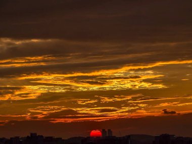 Şehrin üzerinde güzel bir gün batımı