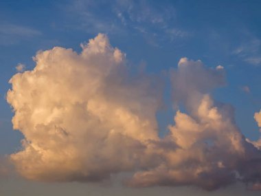 Akşam gökyüzünde bulutlar