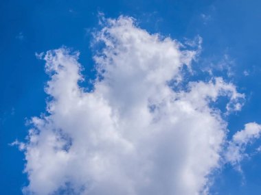 Mavi gökyüzünde beyaz bulutlar.